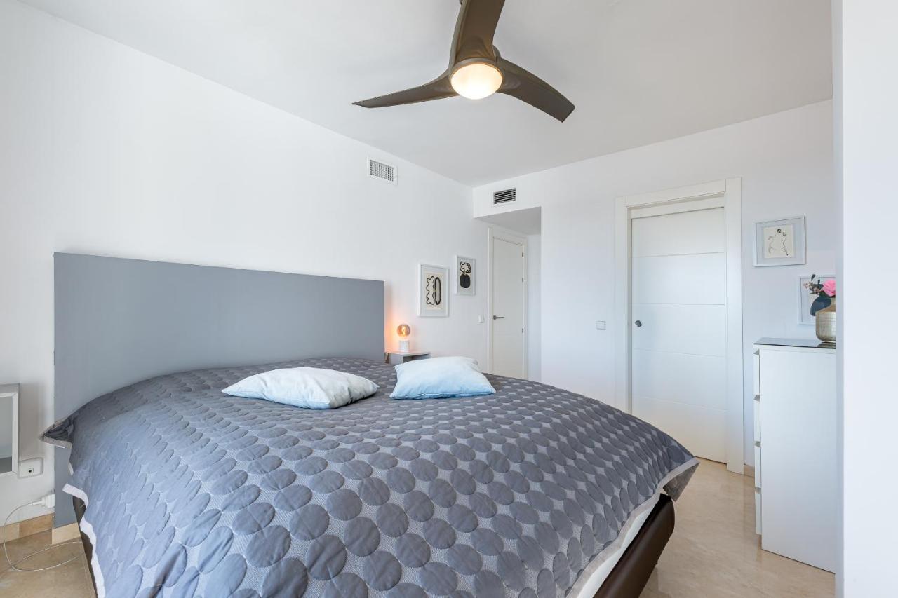 2 Bedroom With Sea And Mountain Views, Pool Apartament
